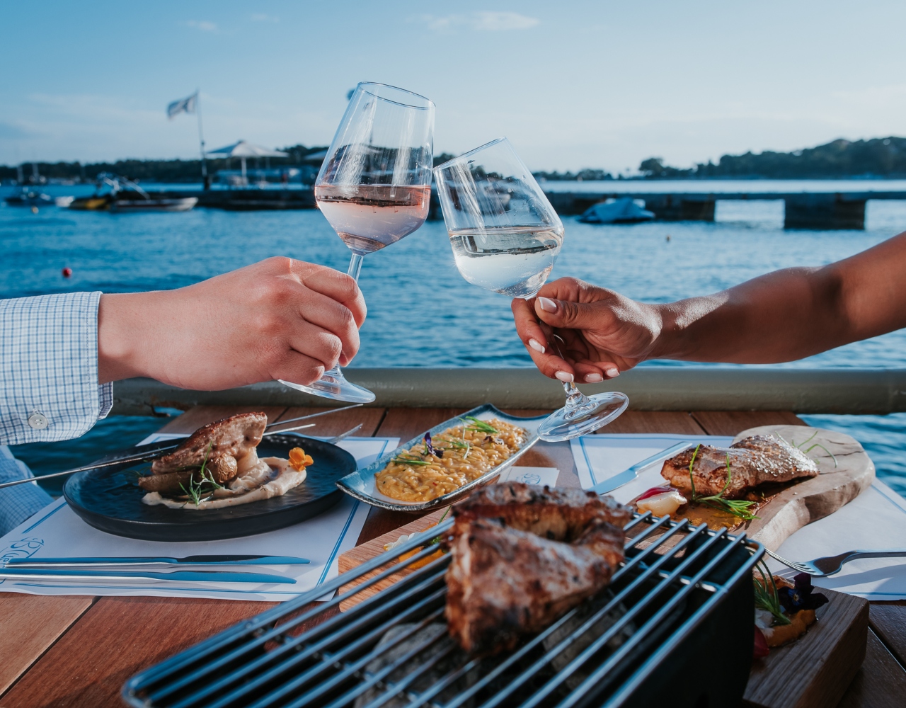 59 πράγματα που μας έχουν λείψει: Να δοκιμάσουμε το head to tail μενού του Blue Fish βλεποντας το ηλιοβασίλεμα δίπλα στο κύμα