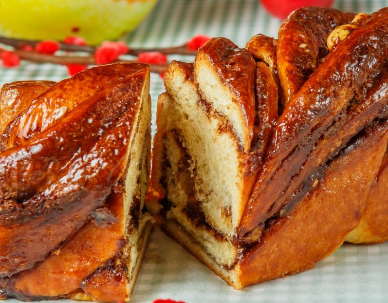 Το απόλυτο Easter cake, η σοκολατένια Babka από τους Cakers είναι η φετινή γλυκιά εμμονή μας