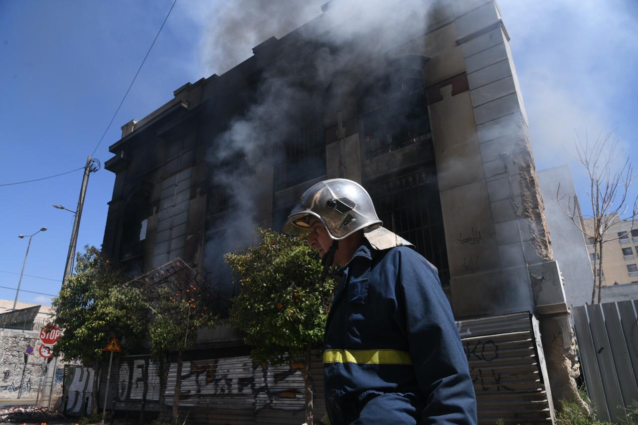Πειραιάς: Μεγάλη φωτιά σε εγκαταλελειμμένο κτίριο [ΕΙΚΟΝΕΣ]