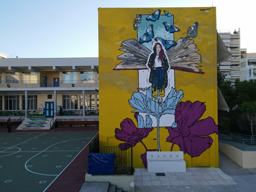 Το κορίτσι με τα βιβλία και τις πεταλούδες, μια υπέροχη τοιχογραφία σε ένα σχολείο στη Νέα Σμύρνη
