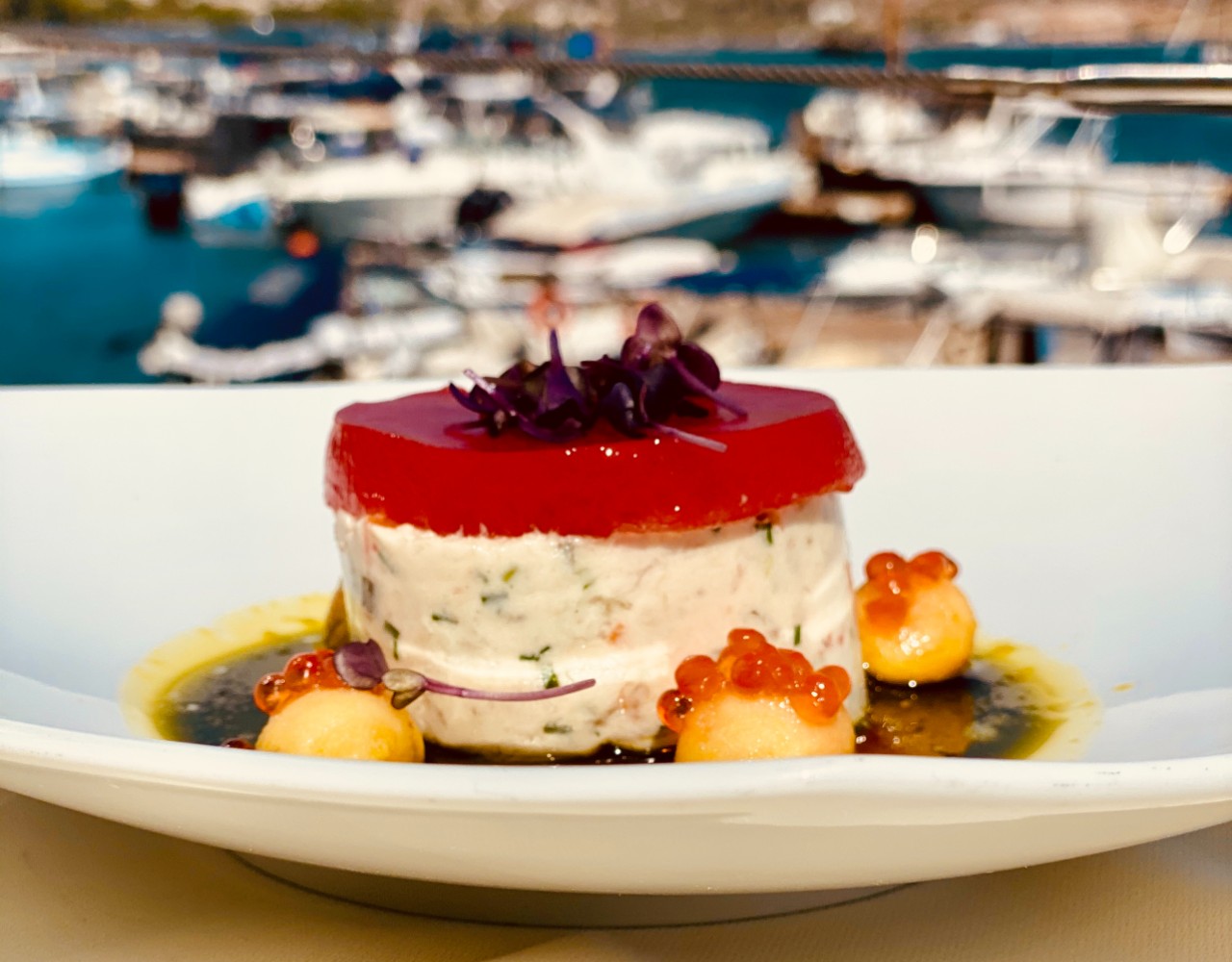 Πόσο μας έλειψε να απολαμβάνουμε τα πιάτα με θαλασσινά του Λατίνι με απίστευτη θέα