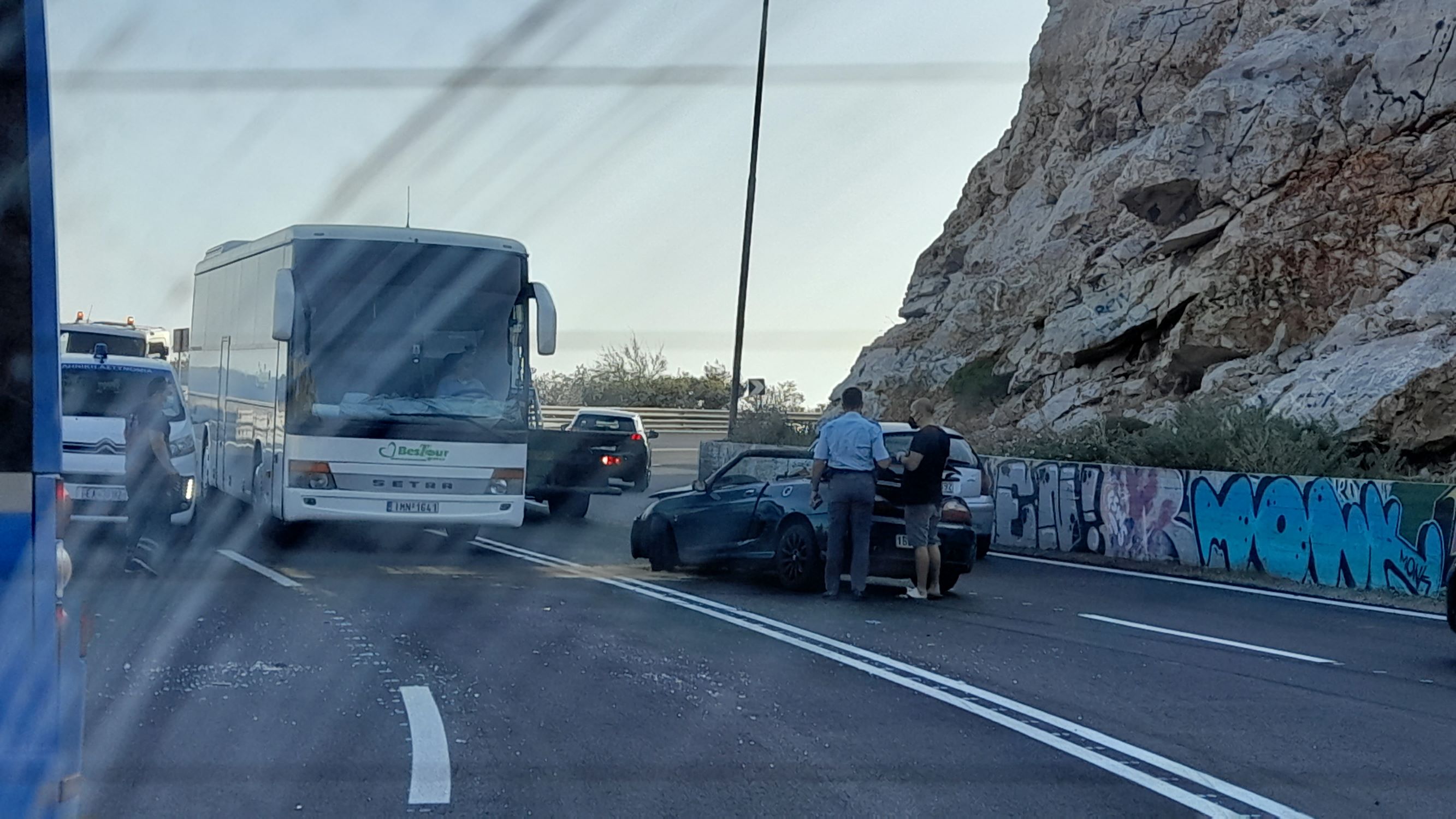 Λεωφορείο συγκρούστηκε με ΙΧ στα Λιμανάκια της Βουλιαγμένης