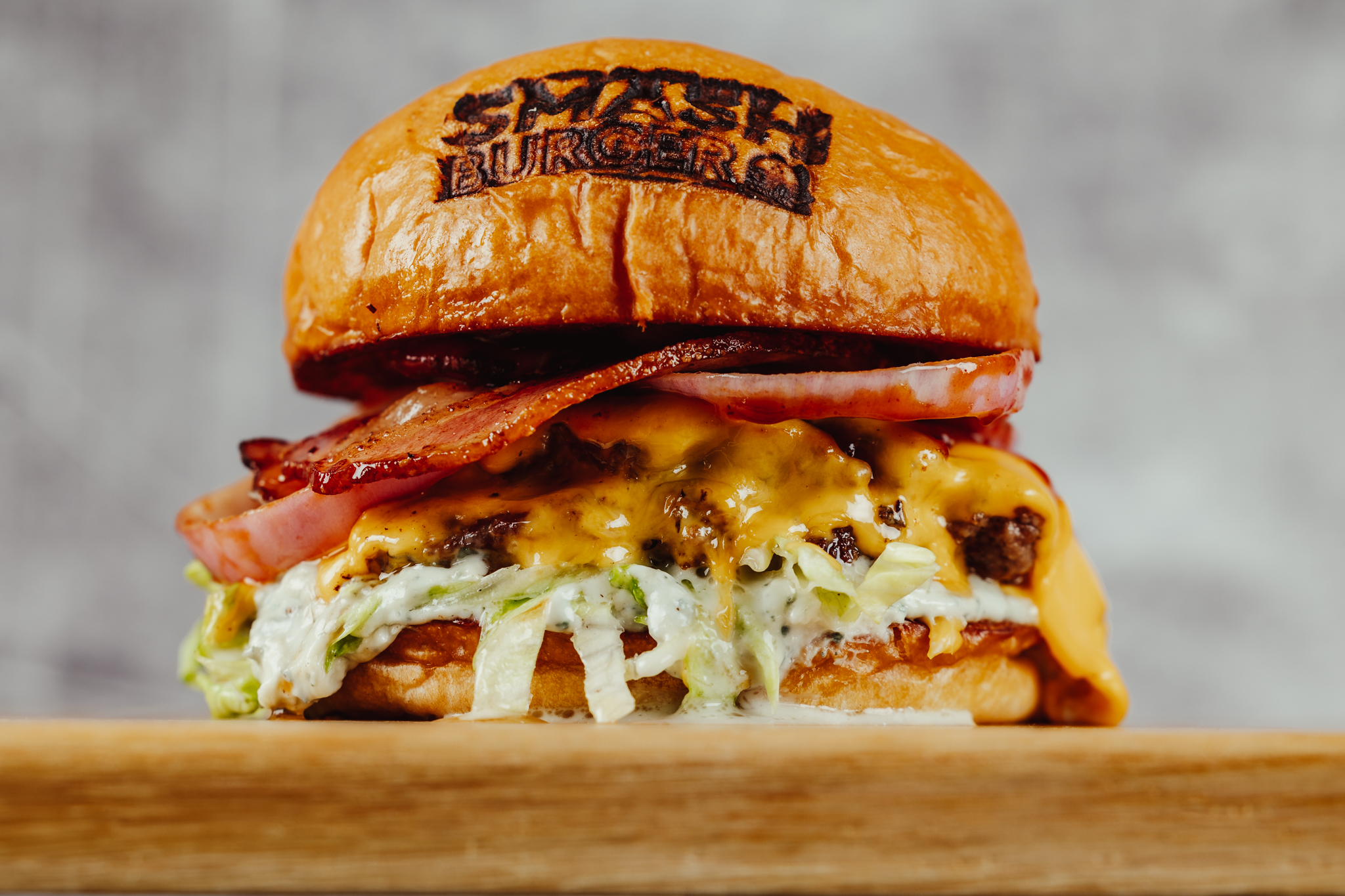 Smash Burgers: ένα αλλιώτικο burger spot σε… θυρωρείο