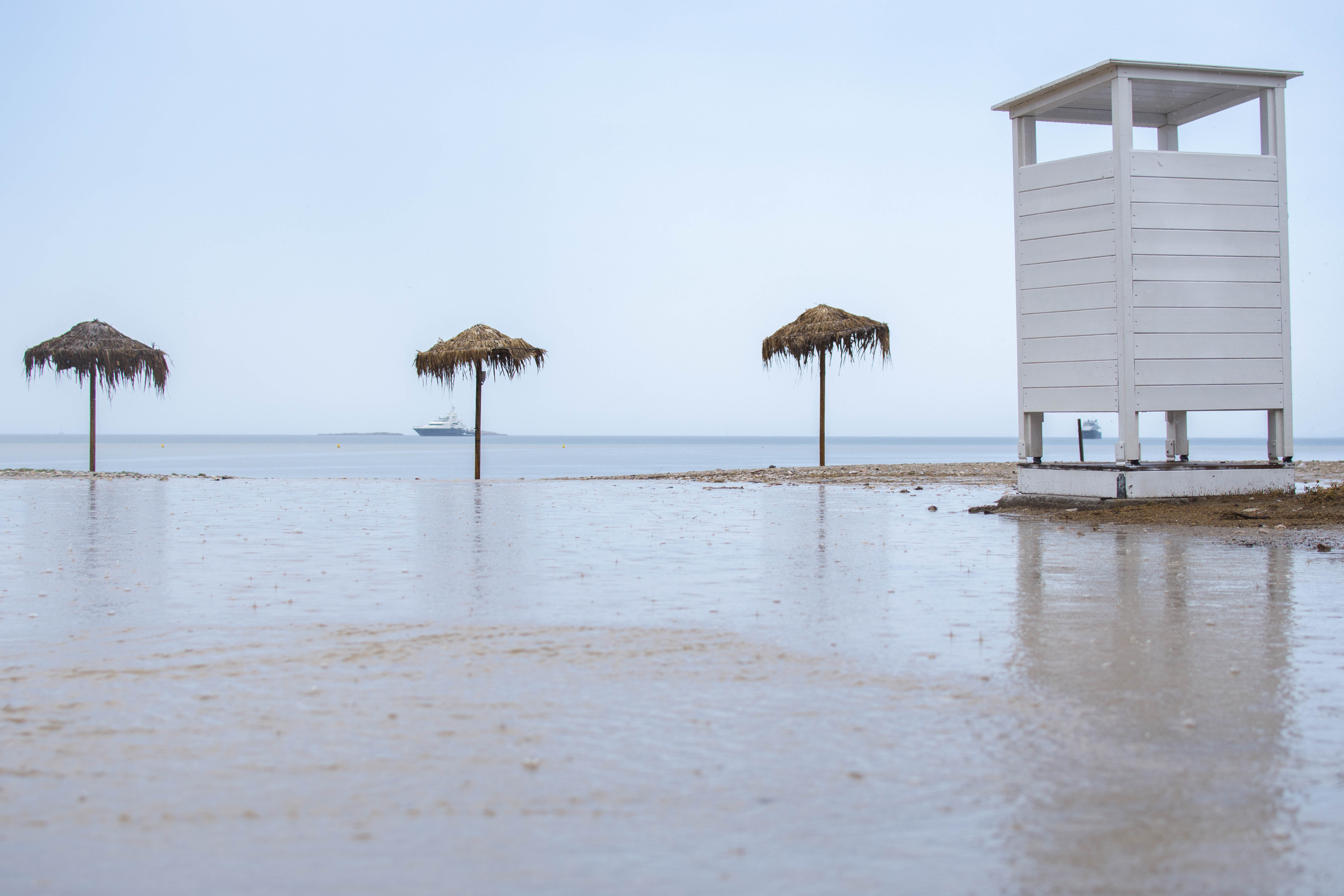 Άνοιξαν οι ουρανοί στα Νότια Προάστια