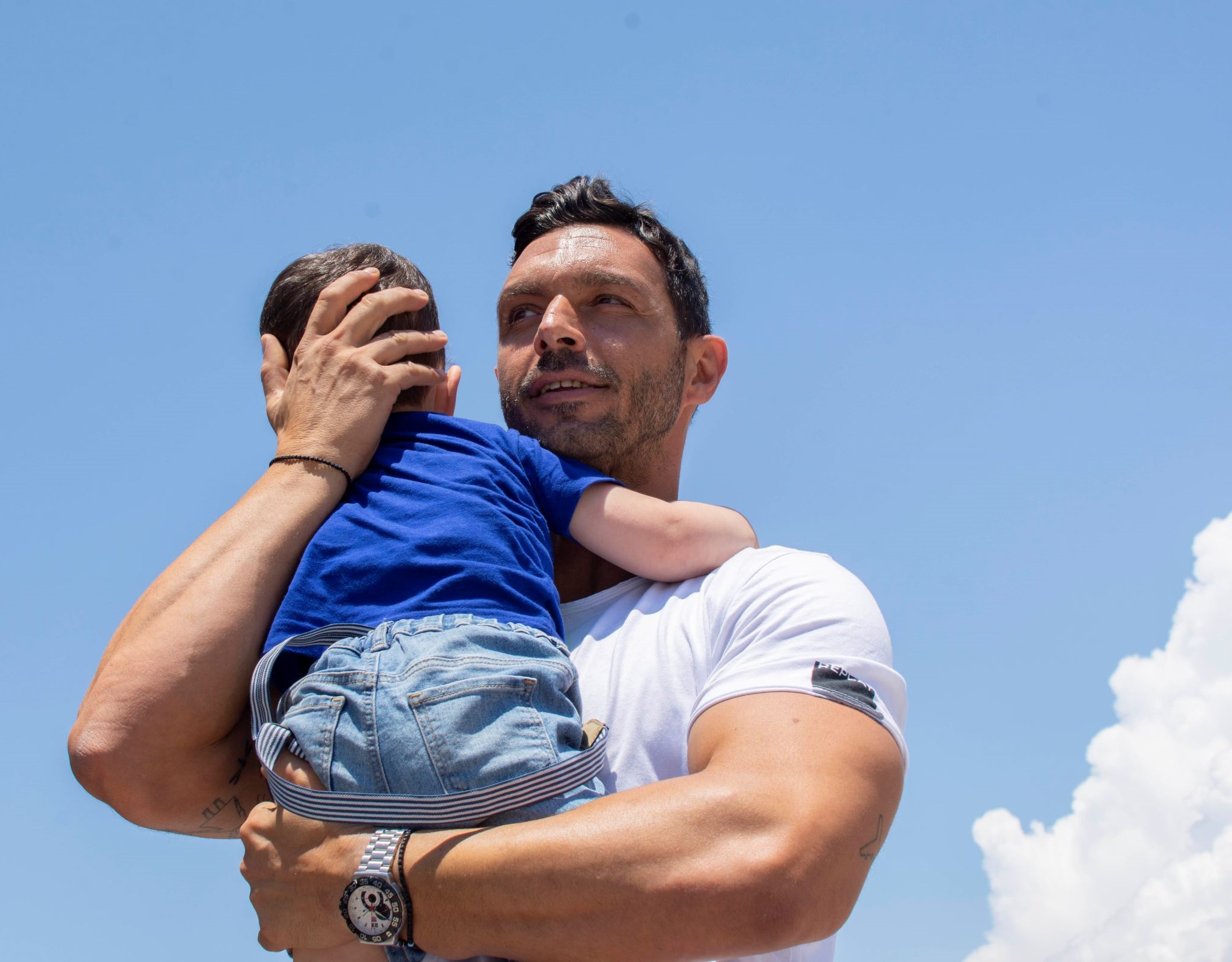 Μπαμπάς στα 20, στα 30, στα 40: Τρεις άνδρες μάς μιλούν για την Πατρότητα σήμερα