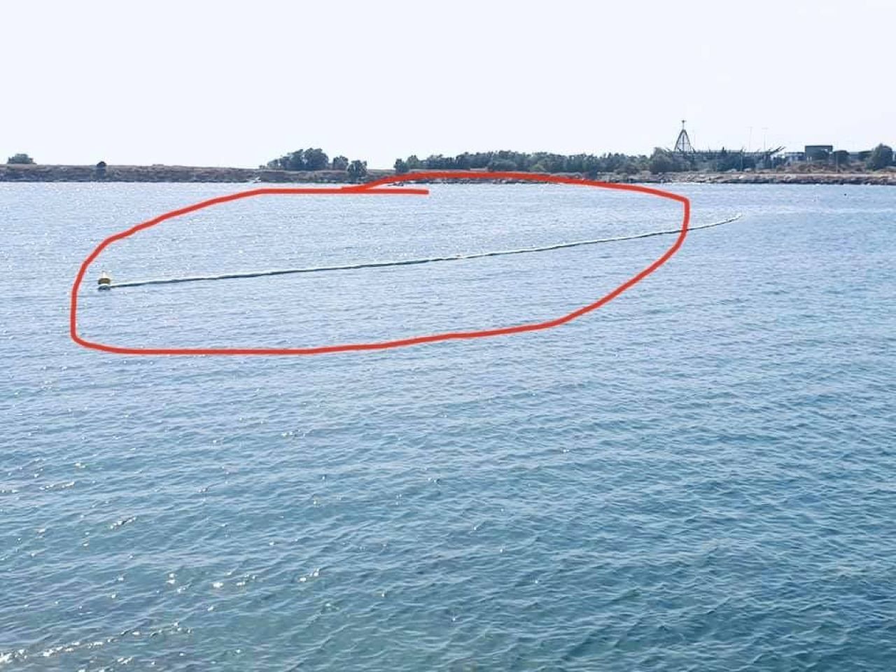 Πετρελαιοκηλίδα στην παραλία Γλυφάδας: Αντιμετωπίστηκε από το λιμενικό