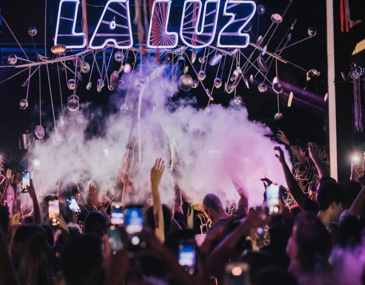 La Luz: Οι καλύτερες στιγμές από το φαντασμαγορικό πάρτι που φέτος πάει Akanthus