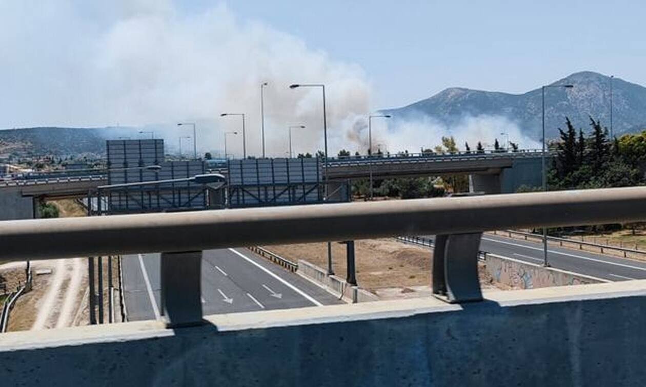 Φωτιά στο Κορωπί- Ξέσπασε κοντά στον Προαστιακό