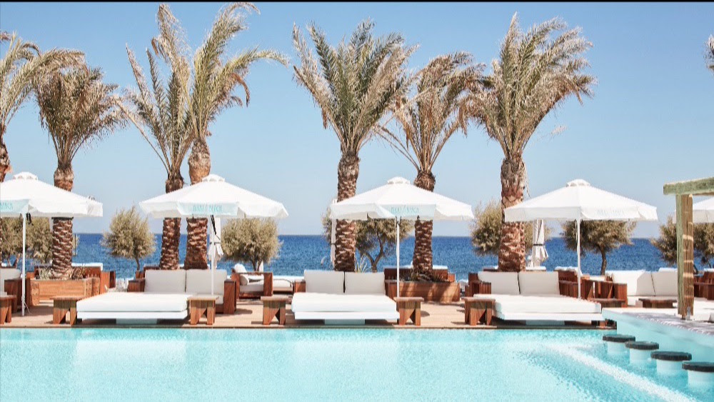 Το NIKKI BEACH RESORT & SPA SANTORINI γιορτάζει τα 3 του χρόνια