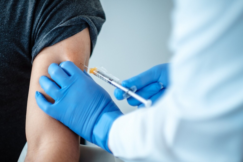 Υποχρεωτικός εμβολιασμός: Ξεκινά η επ’ αόριστον αναστολή σε ανεμβολίαστους υγειονομικούς