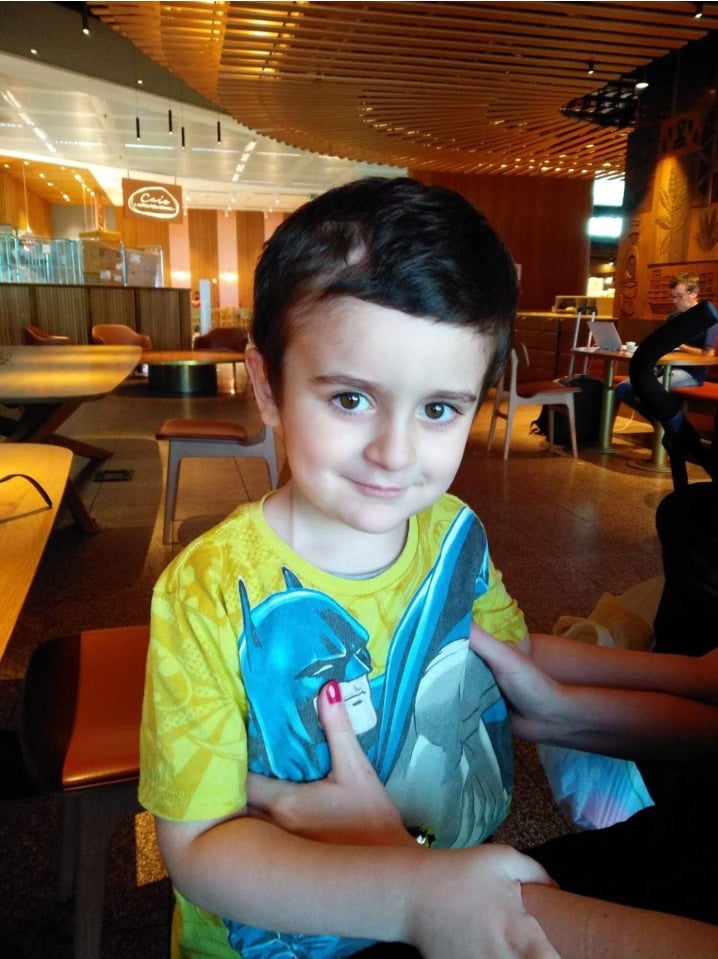 Μικρός Άγγελος Ρεκατσίνας: Επέστρεψε από την Ιταλία μετά την ολοκλήρωση της θεραπείας του