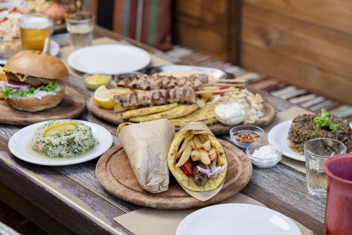 Ο Πρίγκιπας κατέβηκε στον Άλιμο και μας ξαναμαθαίνει τι θα πει σουβλάκι