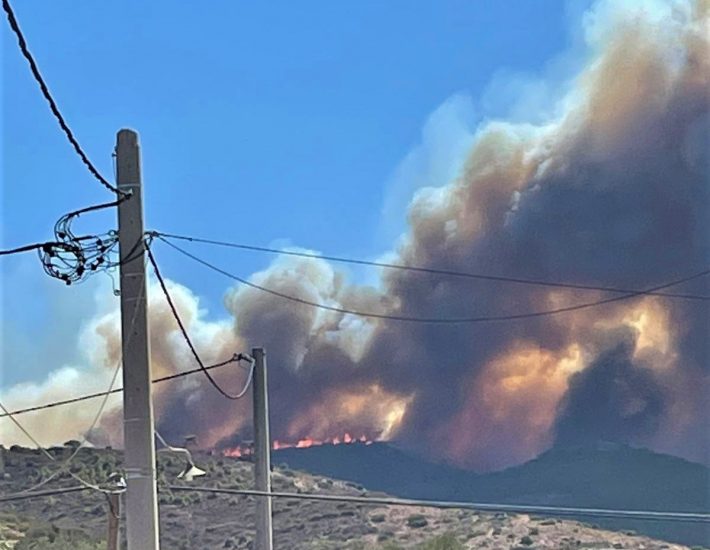 Φωτιά στην Κερατέα: Αναζητείται ένα λευκό αυτοκίνητο μετά τις καταγγελίες για εμπρησμό