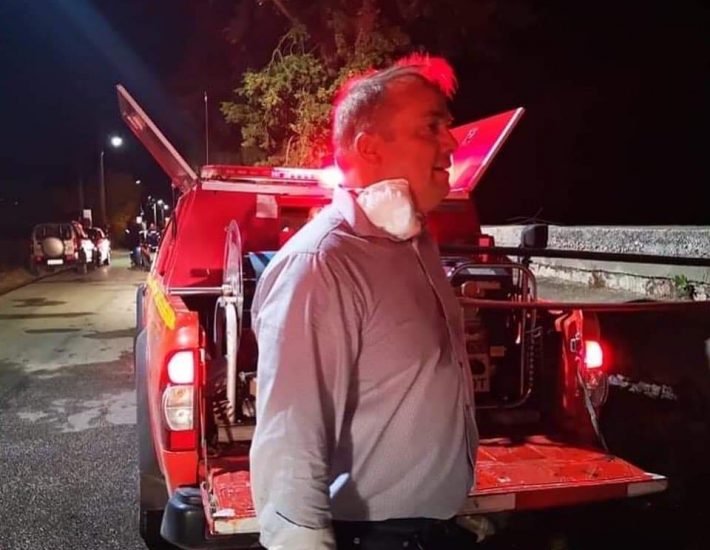 Ο Δήμαρχος Γρηγόρης Κωνσταντέλλος στη φωτιά στη Βάρη