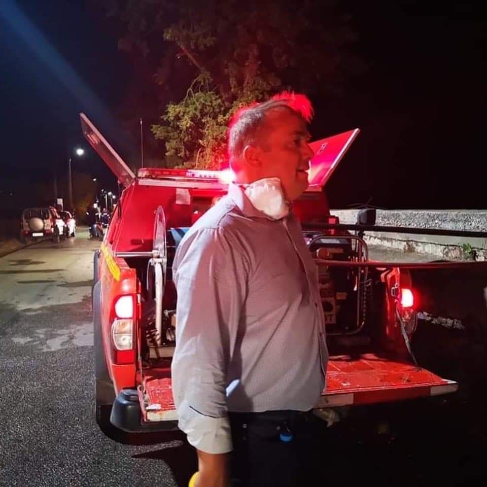 Ο Δήμαρχος Γρηγόρης Κωνσταντέλλος στη φωτιά στη Βάρη