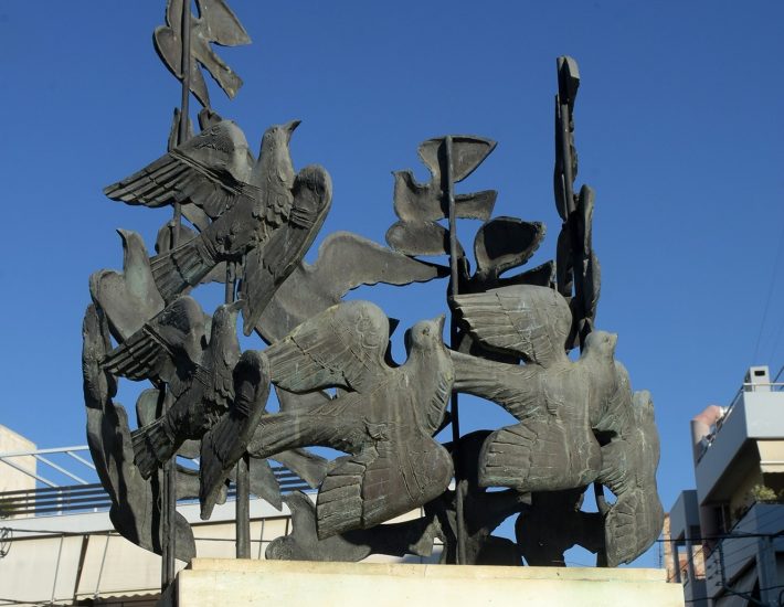 Το μνημείο στην πλατεία Φάρου στη Νέα Σμύρνη και οι διηγήσεις για τις εκτελέσεις του Αυγούστου του ’44