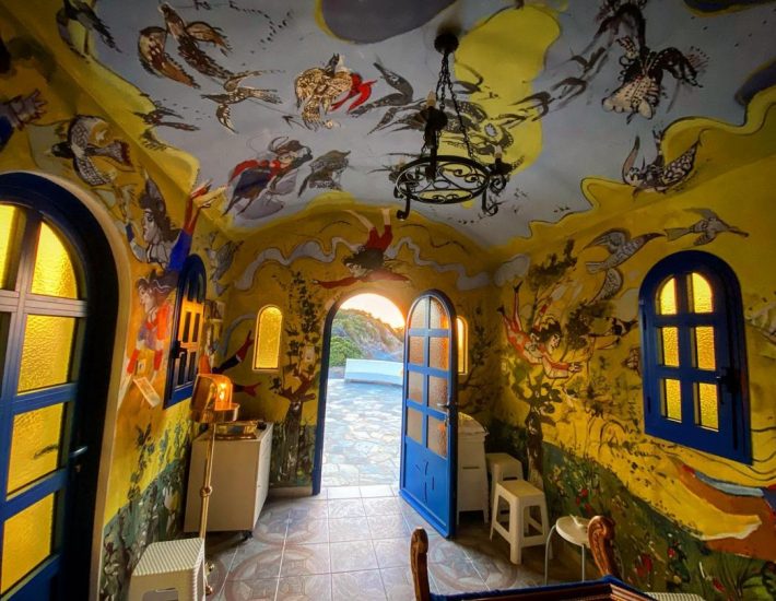 Παναγία Καταφυγιώτισσα: Ο Μητροπολίτης Μεσογαίας έκλεισε το εκκλησάκι που είχε αγιογραφήσει ο Μυταράς