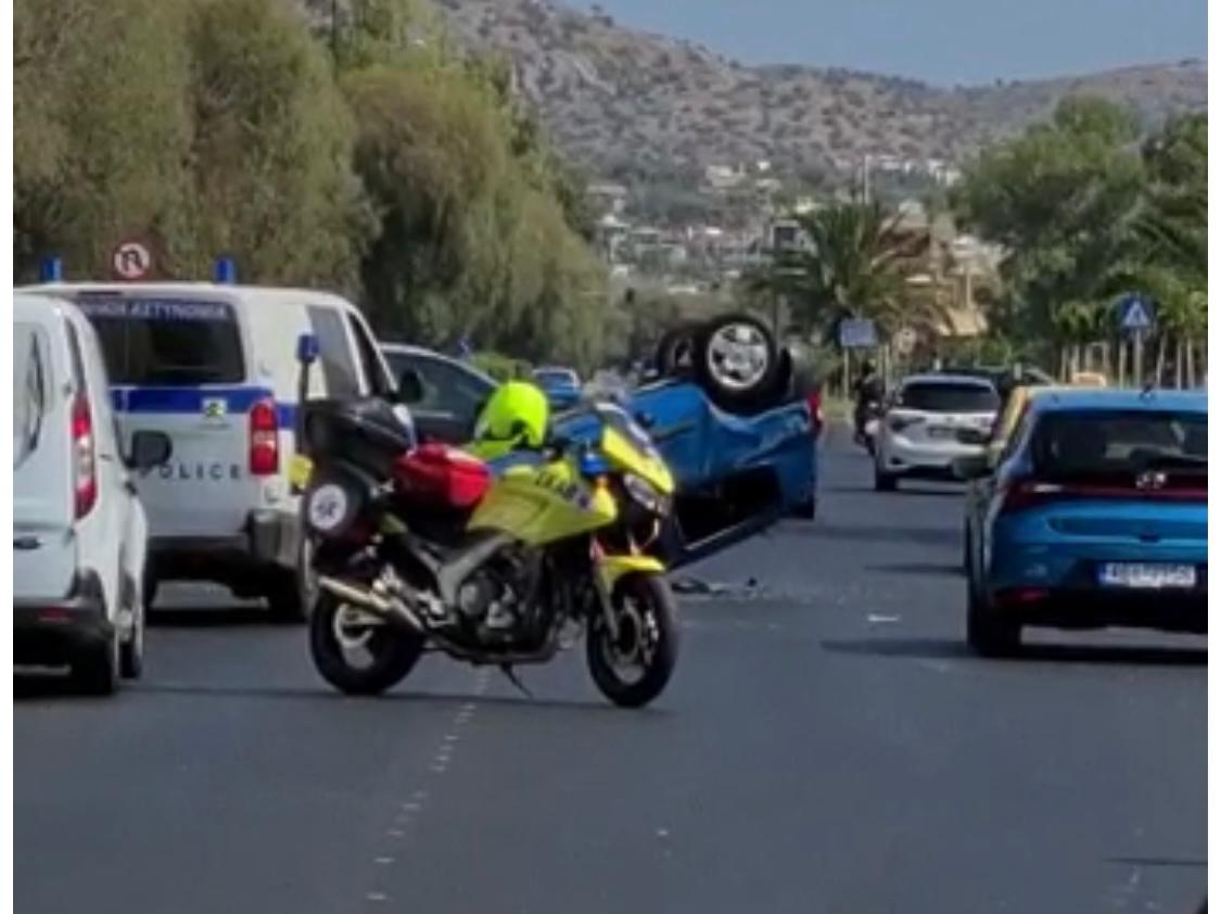 Σοβαρό τροχαίο στη Βούλα – Αναποδογύρισε όχημα
