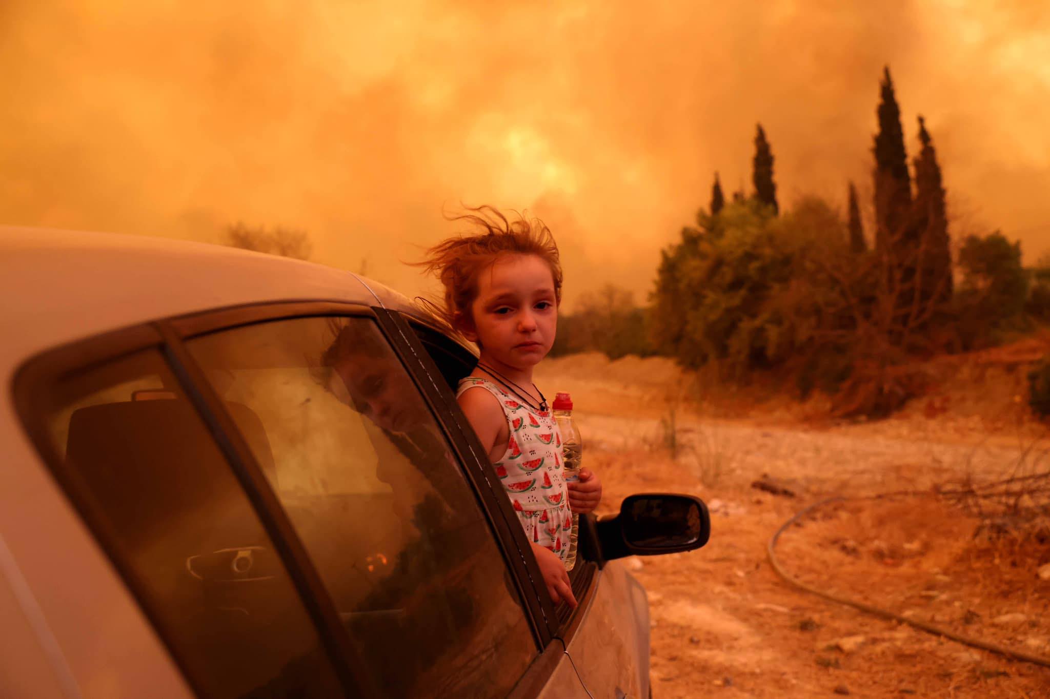 Η ιστορία της viral φωτογραφίας του μικρού κοριτσιού από την Εύβοια