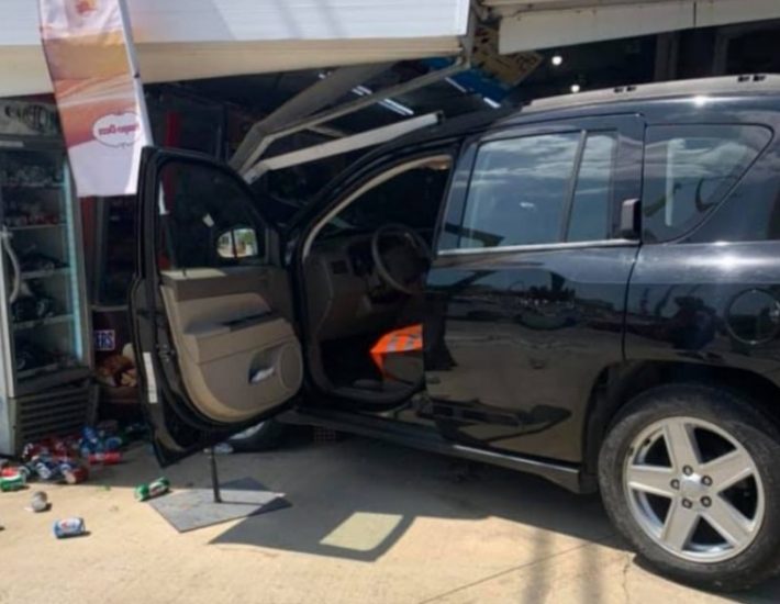 Αυτοκίνητο καρφώθηκε σε μίνι μάρκετ στη Βάρκιζα