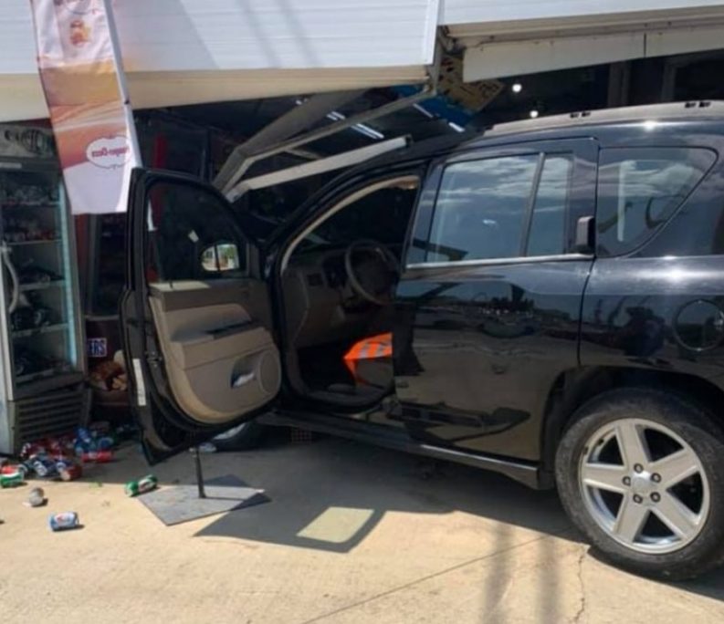 Αυτοκίνητο καρφώθηκε σε μίνι μάρκετ στη Βάρκιζα