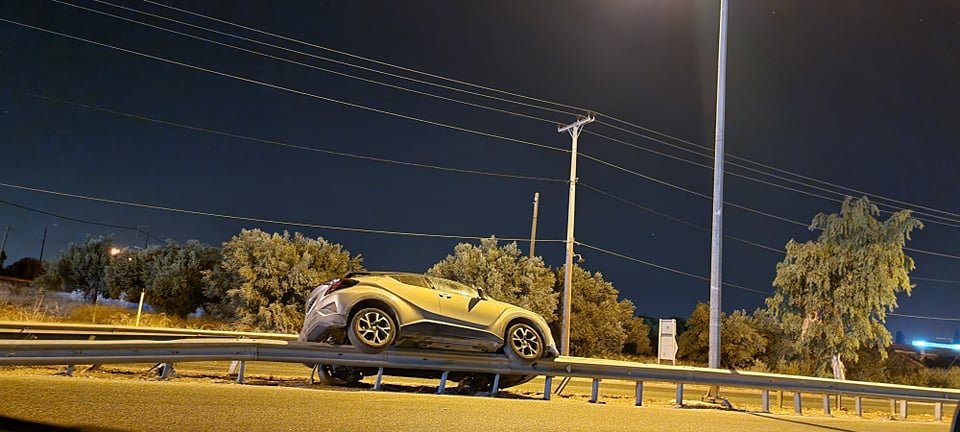 Κορωπί: Αυτοκίνητο «πέταξε» πάνω στις μπάρες