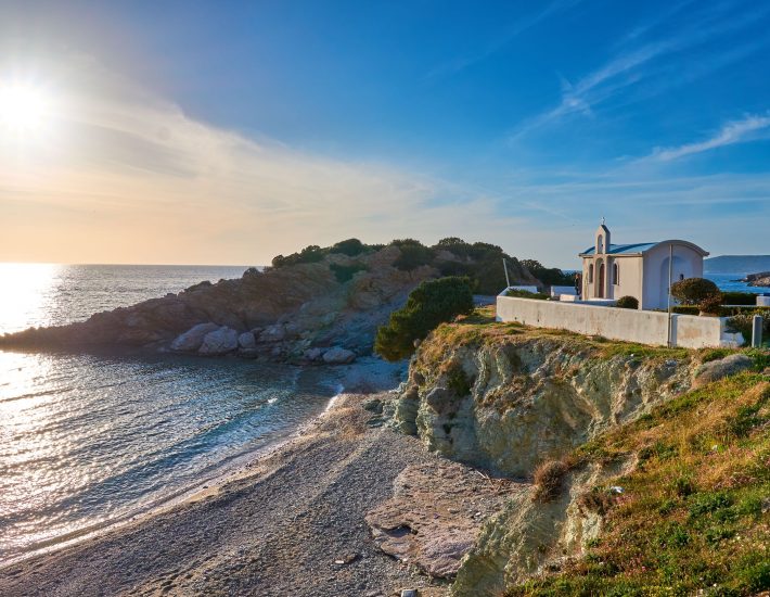 Τα ομορφότερα παραθαλάσσια εκκλησάκια στα νότια προάστια