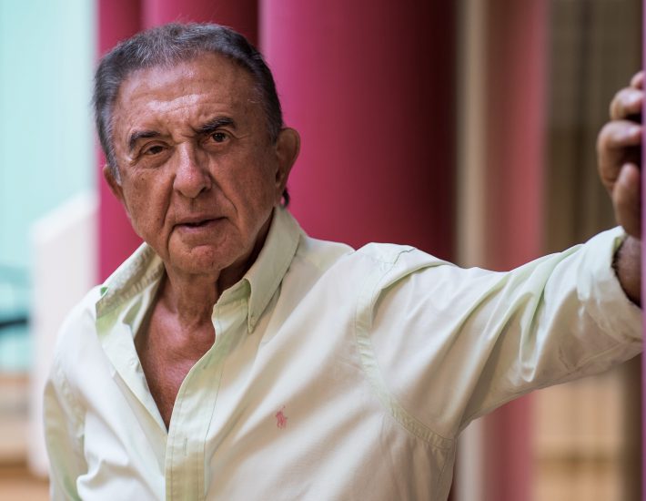 Ο Αργύρης Παπαργυρόπουλος μας πηγαίνει μια βόλτα στ’ «Αστέρια»