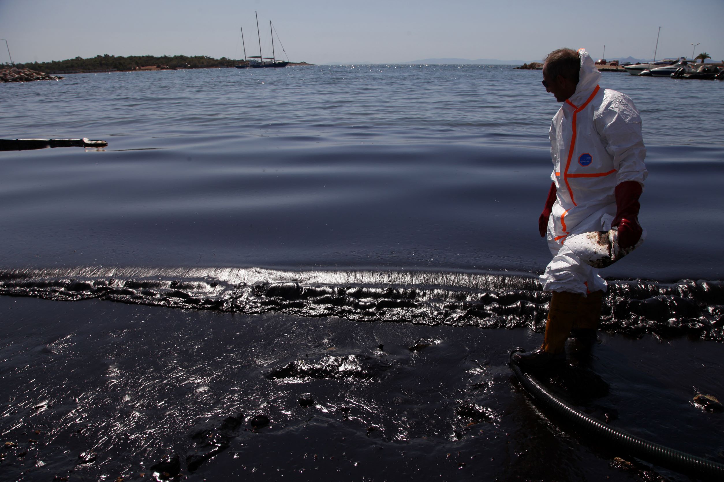 Σαρωνικός, 4 χρόνια μετά την πετρελαιοκηλίδα: Βουτήξαμε στα βαθιά νερά του ναυαγίου «Αγία Ζώνη ΙΙ»