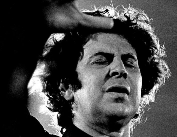 Όταν ο Μίκης Θεοδωράκης έγραφε μουσική με έμπνευση τη Γλυφάδα