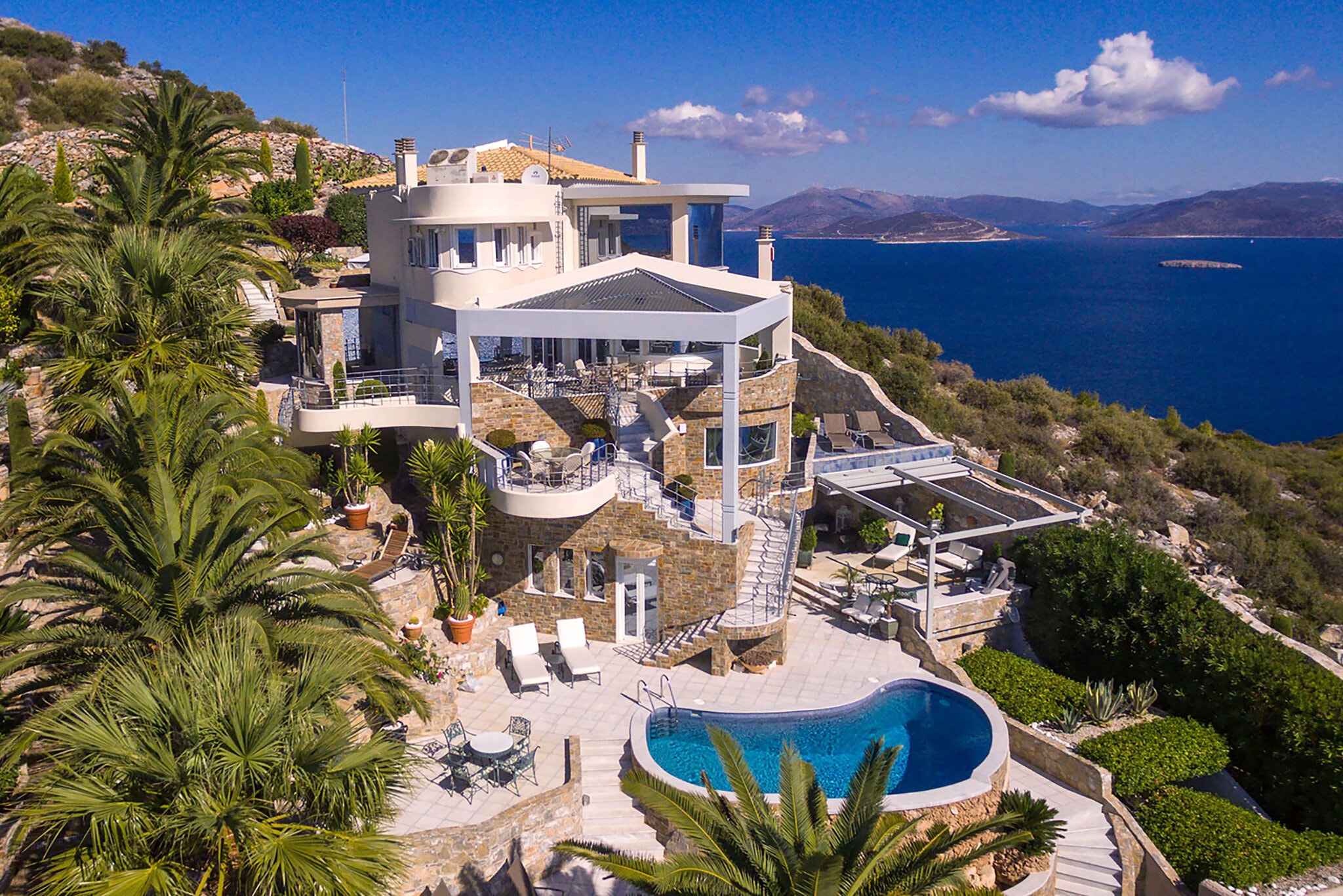 New York Times: Refueled interest of foreign investors in Greek real estate