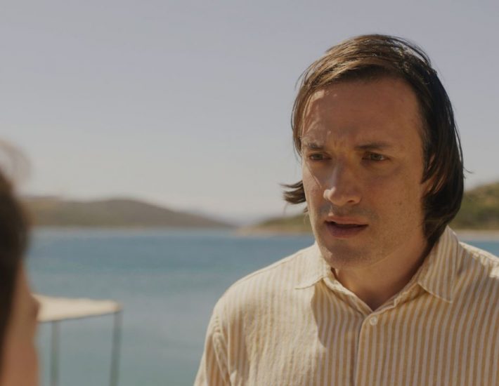 Είδαμε το πρώτο επεισόδιο της σειράς Καρτ Ποστάλ και ήταν καλύτερο από όσο μπορούμε να περιγράψουμε