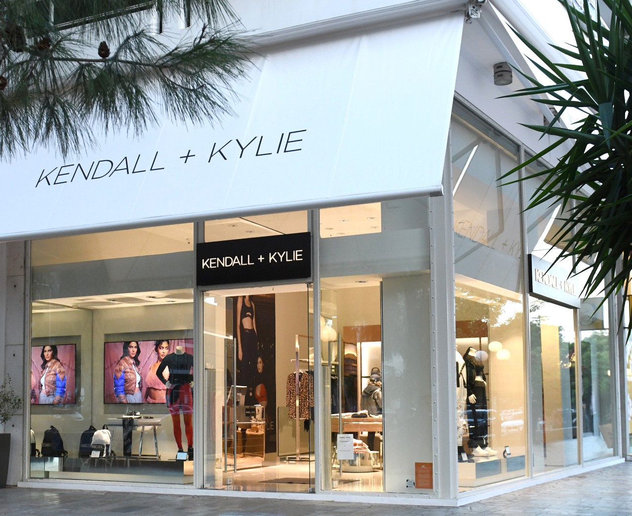 Άνοιξε τις πόρτες του το πρώτο κατάστημα KENDALL+KYLIE στη Γλυφάδα