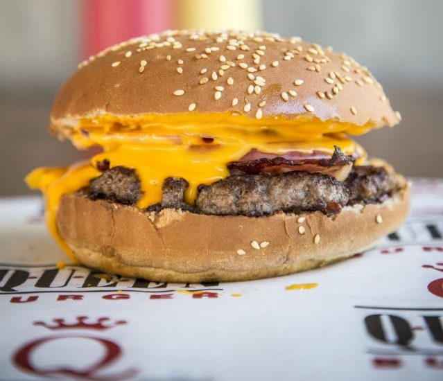 Το Queen φτιάχνει smash burgers στη Γλυφάδα εδώ και 43 χρόνια