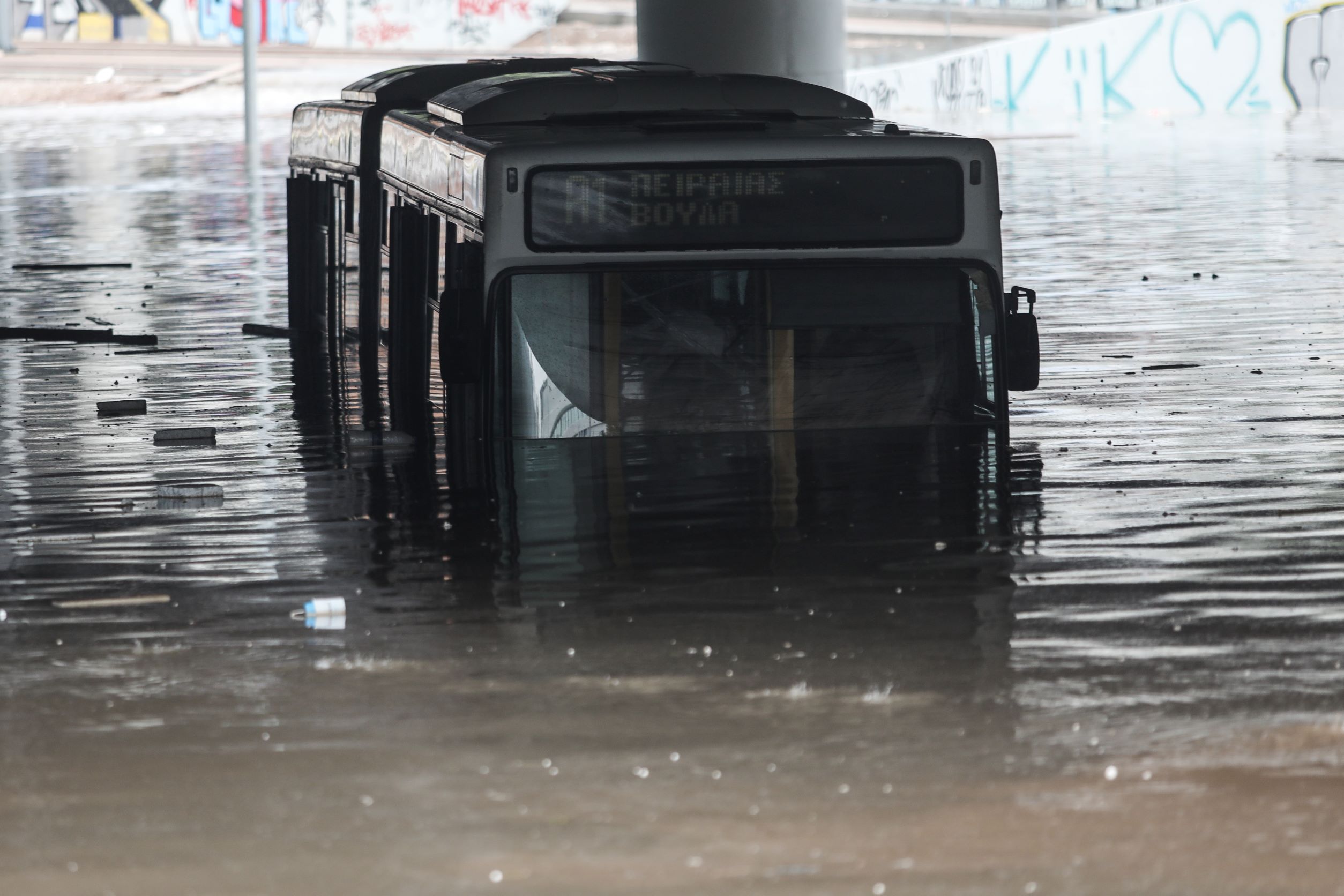 Κόλαση η Παραλιακή – Εγκλωβίστηκε λεωφορείο στη γέφυρα του Σταύρος Νιάρχος