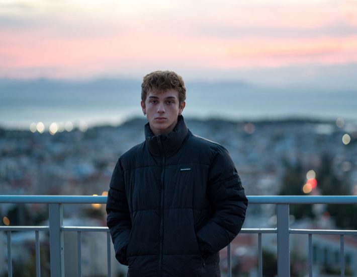 Archolekas: Πώς ένας έφηβος από τη Γλυφάδα έγινε pop idol πριν τελειώσει το Λύκειο