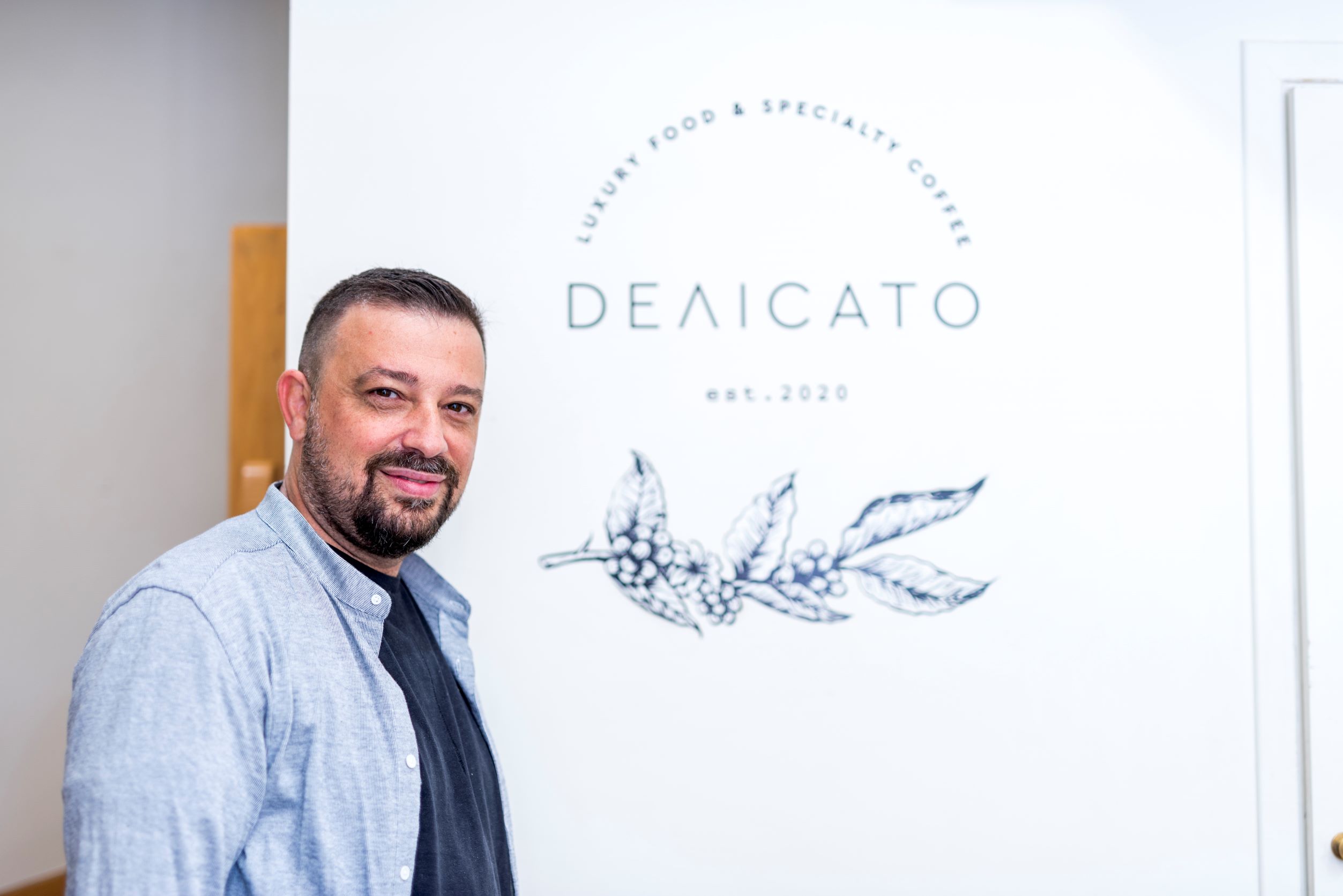 #ΠρότζεκτΓειτονιές: Νικήτας Αυγουλής- Ο άνθρωπος πίσω από το DEΛΙCATO στη Βούλα, το μαγαζί «όνομα και πράγμα»