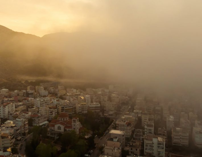 Γλυφάδα: Οι εικόνες της πυκνής ομίχλης που κάλυψε την πόλη