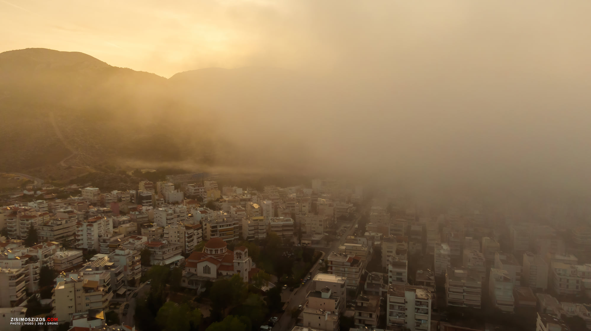 Γλυφάδα: Οι εικόνες της πυκνής ομίχλης που κάλυψε την πόλη
