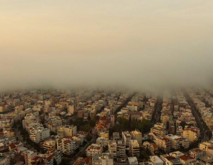 Πού οφείλεται η ομίχλη που σκέπασε τα νότια προάστια