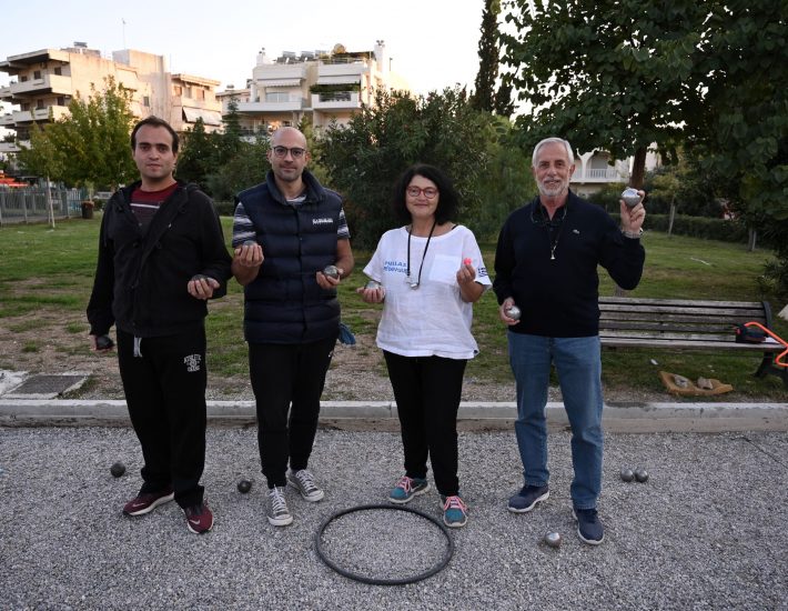 #ΠρότζεκτΓειτονιές: Πετάνκ- Το περίεργο άθλημα που έχει βρει το γήπεδό του στη Βούλα