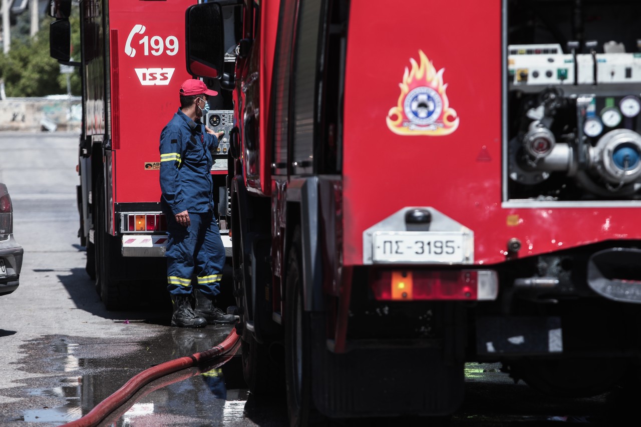 Ηλιούπολη: Αυτοκίνητο πήρε φωτιά εν κινήσει