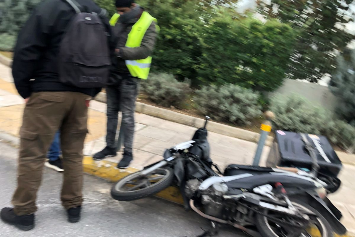 Γλυφάδα: Σοβαρό τροχαίο με τραυματισμό διανομέα