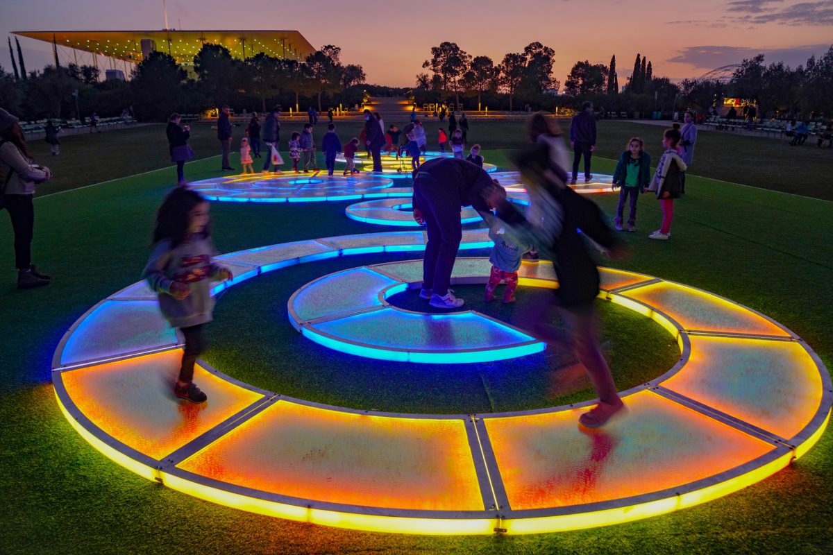 Σαν παραμύθι: Οι φωτεινές εγκαταστάσεις στο Πάρκο Σταύρος Νιάρχος