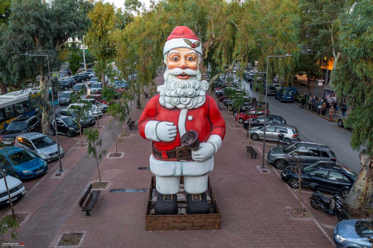 Ο Άγιος Βασίλης επέστρεψε στη Γλυφάδα