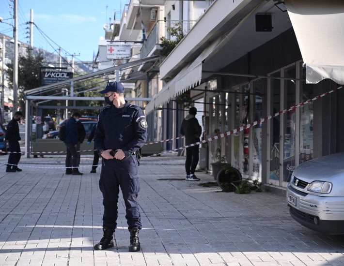 Δολοφονία στη Γλυφάδα: «Έσπασαν τα τζάμια, φώναζε βοήθεια»