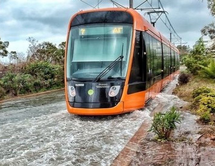 Γλυφάδα: Η θάλασσα βγήκε μέχρι τις γραμμές του Τραμ