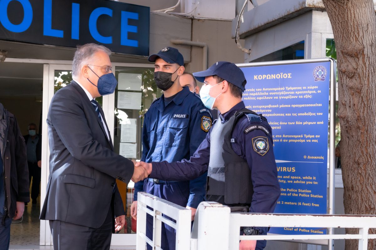 Ο Υπουργός Προστασίας του Πολίτη Τάκης Θεοδωρικάκος επισκέφθηκε αστυνομικές υπηρεσίες της Γλυφάδας