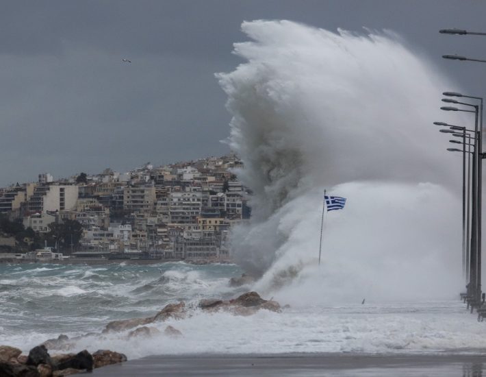 Κακοκαιρία: Οι ζημιές στα νότια προάστια από τους θυελλώδεις ανέμους