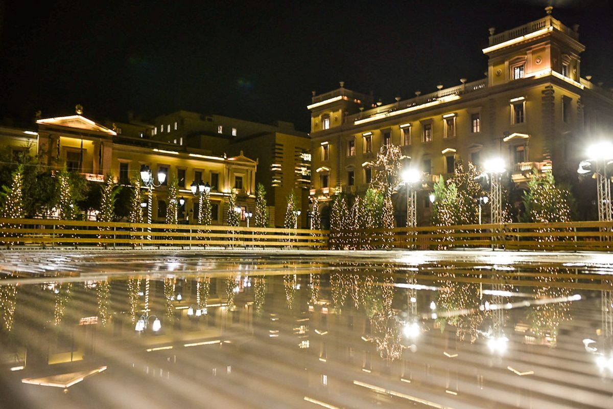 Ένα μεγάλο παγοδρόμιο στήθηκε στην πλατεία Κοτζιά στην Αθήνα